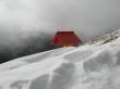 Szczyt Kasprowego w śniegu i chmurach