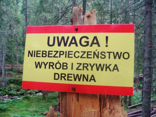 tablica ostrzegawcza na szlaku w Chochołowskiej
